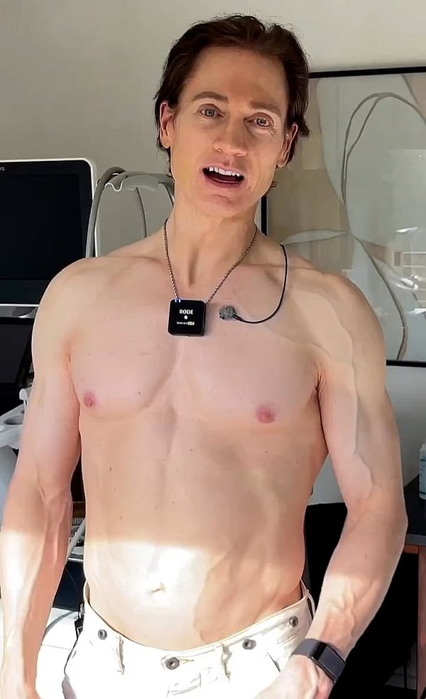 45-летний технический миллиардер, который тратит 2 миллиона долларов в год, пытаясь обратить вспять свое старение.