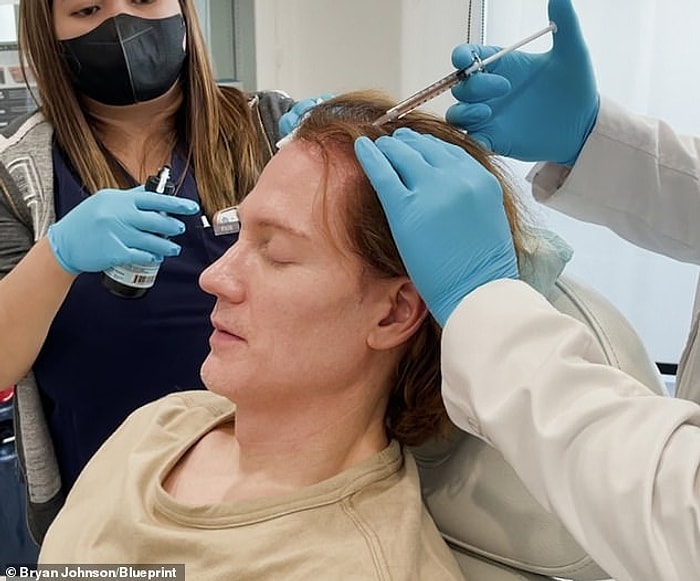 Революционный подход к омоложению: 45-летний технический миллиардер вводит кровь сына-подростка в надежде сбросить годы