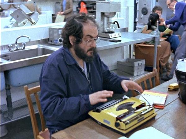 22. King, film çekimleri süresince Kubrick'in olur olmaz saatlerde kendini aradığını anlattı. Bir keresinde Kubrick'in kendisini gece 3'te aradığını söyledi...
