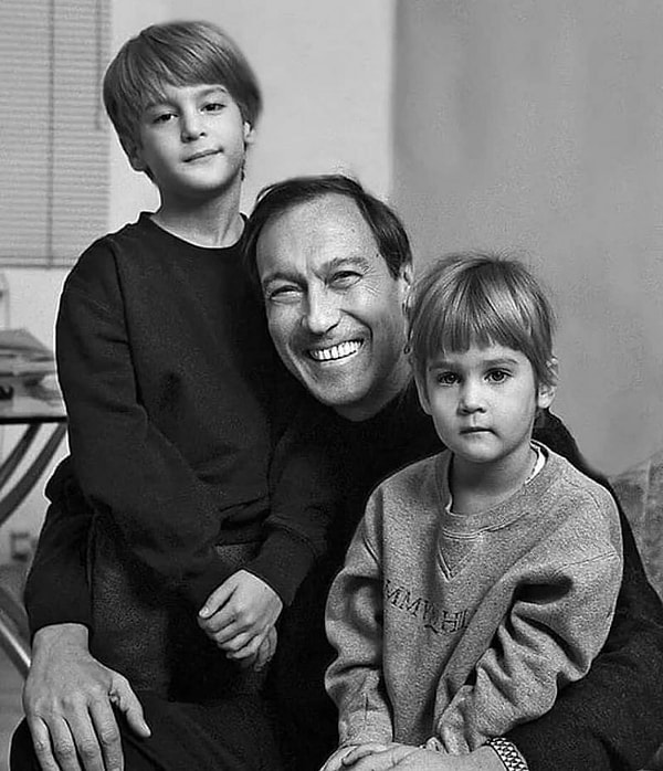 16. Олег Янковский с внуками Ваней и Лизой.