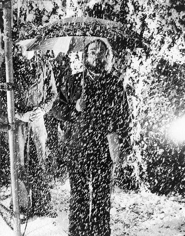 24. Kar gerçek değildi ve 900 ton tuz ile strafor kullanılarak yapıldı. Ayrıca Kubrick, labirentin basit olacağını düşündü fakat içinde kendisi kayboldu.