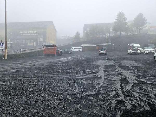 Gökyüzünü griye boyayan ve tüm alanı küller içinde bırakan patlamanın ardından bölgedeki tüm havayolu trafiği durduruldu.