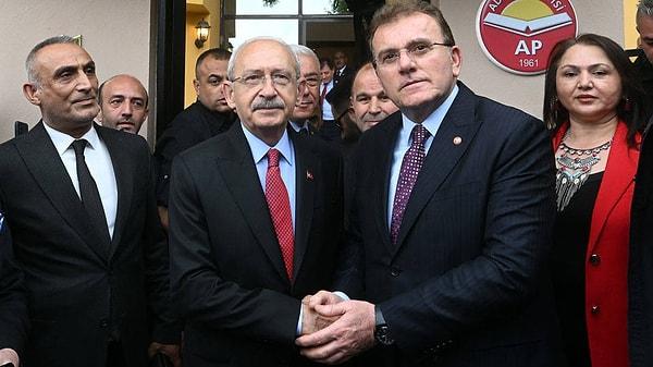 Vecdet Öz ayrıca ilk turda cumhurbaşkanı adayı gösterdikleri Sinan Oğan'ın ikinci turda Erdoğan'ı destekleme kararına sosyal medya hesabından, "Herkes kendine yakışanı yaptı" diyerek tepki göstermişti.
