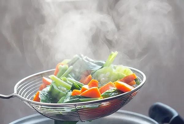Sebzeleri pişirmek söz konusu olduğunda çeşitli yöntemler mevcuttur. Ancak buharda pişirme, sağlığımıza yararları ve besin maddelerini koruması nedeniyle önemli bir tekniktir.