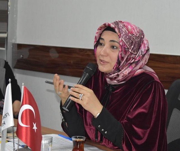 AK Parti Siyasi ve Hukuk İşleri Başkan Yardımcısı, 4. ve 5. Dönem MKYK Üyesi Zeynep Alkış, 'Yalnız yaşayan kadınların sahiplenilmesi' gerektiğini savunan HÜDA-PAR ve Yeniden Refah Partisi hakkında açıklamalarda bulundu.