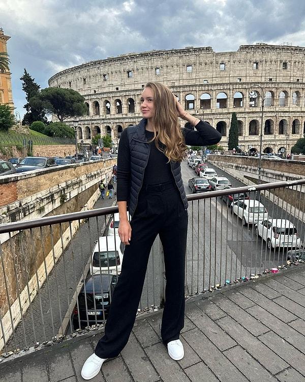 4. Elena Rybakina Roma'da tatilin keyfini çıkarıyor.