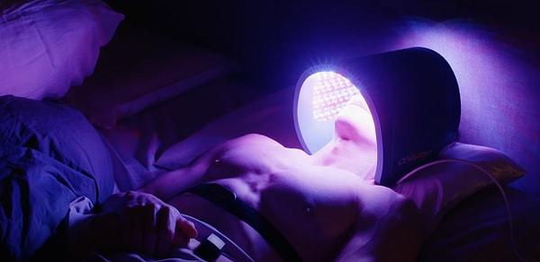 Gece rutininde ise 2 saat boyunca ışık terapisi uyguladıktan sonra gece boyunca kaç kere ereksiyon olduğunu ölçen bir makineye bağlanıyor.