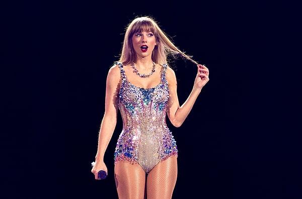 Ayrıca, "Taylor Swift: The Eras Tour", 13 Ekim'deki geniş çaplı sinema prömiyerinin ardından dünya çapında 261,7 milyon dolar gişe hasılatı elde ederek bugüne kadar en yüksek gişe hasılatı elde eden konser filmi oldu...