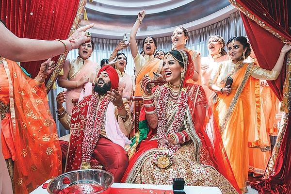 Hindistan'da kınadan düğüne günümüzde oldukça görkemli bir evlilik töreni mevcut.