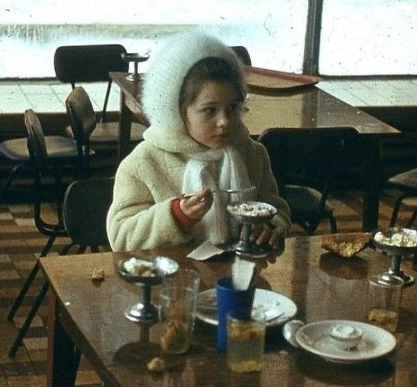 7. Самое узнаваемое на этом фото – железные вазочки для мороженого.