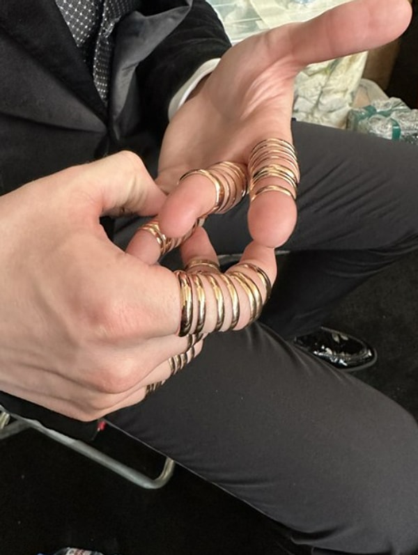 Исполнитель расписывается с каждой из них. В результате на его пальцах оказывается 100 колец