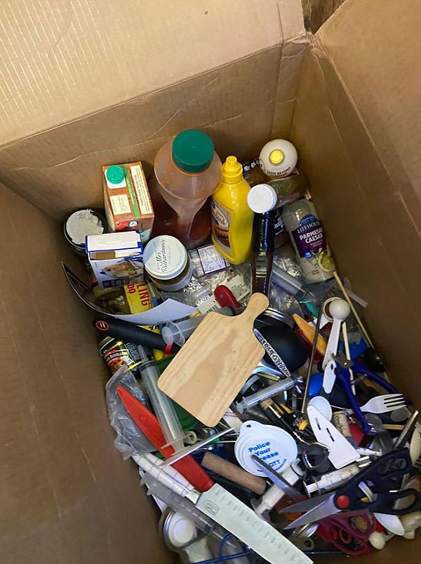 11. «Вот как мой парень упаковал коробку для переезда с кухонными принадлежностями, пока я была на работе»