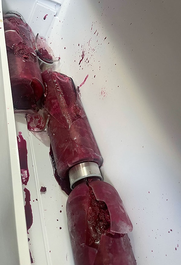 19. «Я нашла стеклянные бутылки своего парня в морозилке»