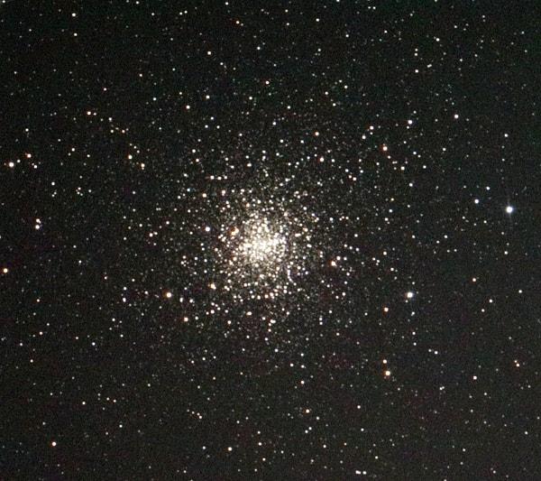 Messier 4 ise Dünya'ya en yakın küresel yıldız küme.