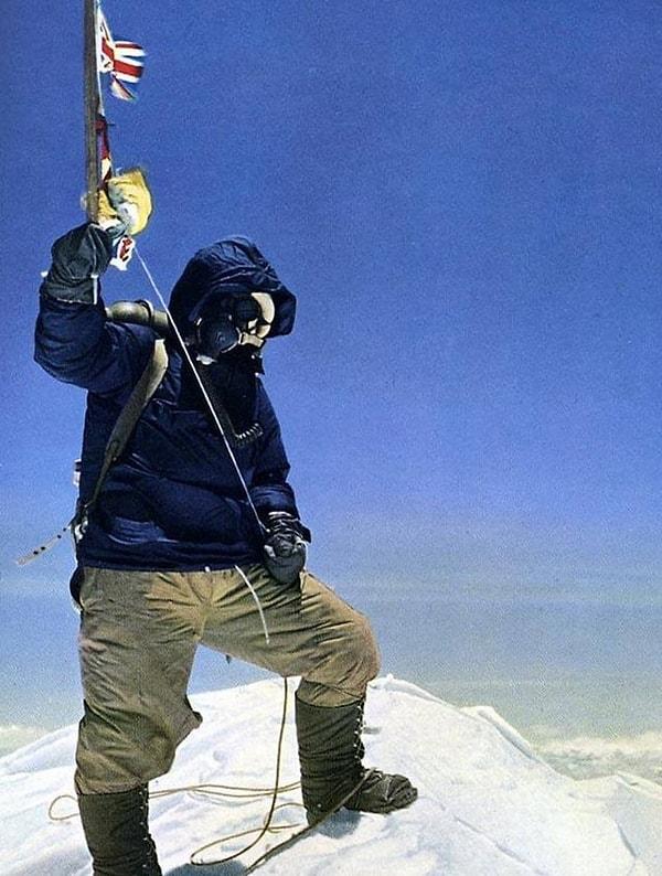 14. Everest Dağı'nın zirvesine ulaşmayı başaran ilk kişiler olan Tenzig Norgay ve fotoğrafı çeken Edmund Hillary...