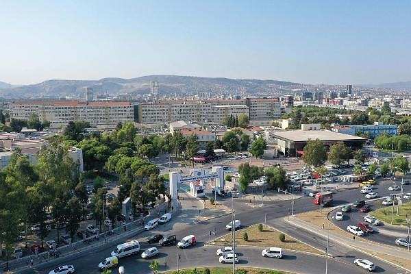 Ege Üniversitesi'nde vicdanları sızlatan cinsel saldırı olayı, hastanedeki bir hemşire tarafından ortaya çıkarıldı. 4'üncü evre akciğer kanseri olan N.C., 24 Nisan'da Ege Üniversitesi Hastanesi'nde tedavi görmeye başladı. Durumu kötüleşen N.C.'nin 5 Mayıs tarihinde itibaren bilinci kapandı. İddiaya göre N.C., Göğüs Hastalıkları Ana Bilim Dalı Yoğun bakım ünitesinde yatarken, 17 Mayıs'ta hastanede hemşire olarak görev yapan E.K. tarafından nitelikli cinsel saldırıya uğradı. N.C.'nin yattığı odaya ilaç almak için giren hemşirelerden E.E. ise yaşanan olayı görüp, durumu üstlerine bildirdi.