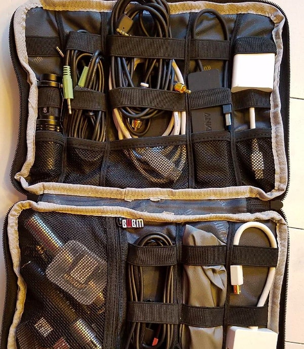 9. Органайзер для проводов и аксессуаров к гаджетам.