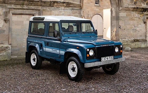 17. Land Rover Defender — Елизавета II