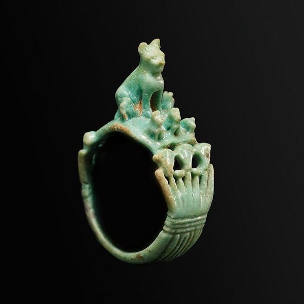3. Üzerinde kedi ve yavruları olan Antik Mısır yüzüğü, fayans. M.Ö.13-15. yüzyıllara tarihleniyor.