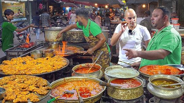 4. "Hindistan'da gezerken inanılmaz lezzetli sokak yemekleri yedim. Maalesef hijyen konusundan emin olamıyorum ancak baharat severler için lezzet deneyimi olduğunu söyleyebilirim."