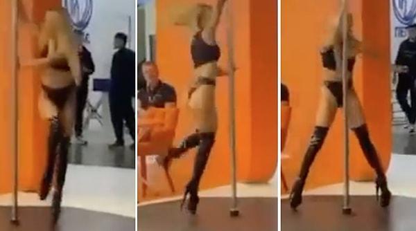 Moskova'da bir metalurji fuarında bir striptizci yer aldı.