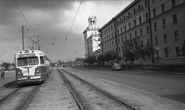 14. Трамвай являлся для СССР основным и, можно сказать, флагманским видом транспорта. Он имел огромное значение для передвижения по крупным и не очень городам, а в крупнейших городах являлся главным «дополнительным» к метро транспортом внутри района.
