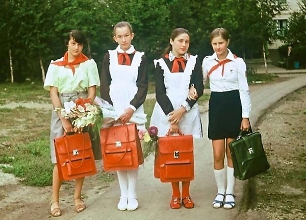 19. Советские школьницы с одинаковыми портфелями.