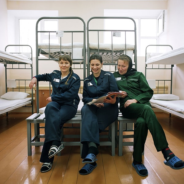 Камеры напоминают Татьяне обычные палаты в районной больнице. Люди, которые находятся здесь, также обычные: пассажиры плацкартного вагона, соседи из первого подъезда, продавцы мяса с рынка.