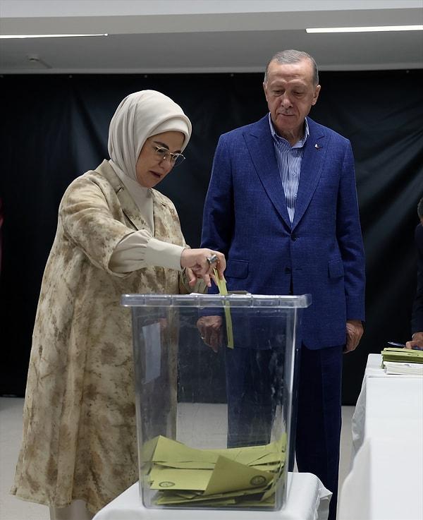 Cumhurbaşkanı Erdoğan ve eşi Emine Erdoğan, oylarını kullanmak için Üsküdar Kısıklı'daki konutlarından çıkarak saat 12.05'te Saffet Çebi Ortaokulu'na geldi.