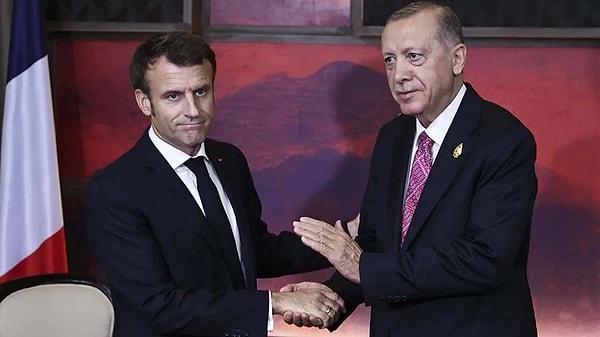 Fransa Başkanı ise 'Fransa ve Türkiye’nin birlikte üstesinden geleceği büyük sınamalar var. Avrupa’ya barışın geri gelmesi, Avrakdeniz İttifakımızın geleceği, Akdeniz denizi. Yeniden seçilmesi dolayısıyla tebriklerimi ilettiğim Başkan Erdoğan ile birlikte, ilerlemeye devam edeceğiz.' dedi.