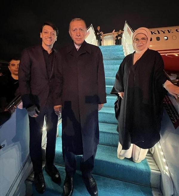 Dünyaca ünlü futbolcu Mesut Özil, Cumhurbaşkanı Erdoğan ve eşiyle birlikte bir karesini paylaştı.