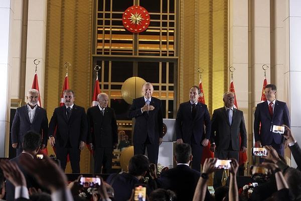 Cumhur İttifakı'nda yer alan partilerin genel başkanlarıyla birlikte 'Zafer Pozu' verildi. Sinan Oğan'ın ve HÜDA PAR Genel Başkanı Zekeriya Yapıcıoğlu'nun aynı karede yer alması dikkat çekti.