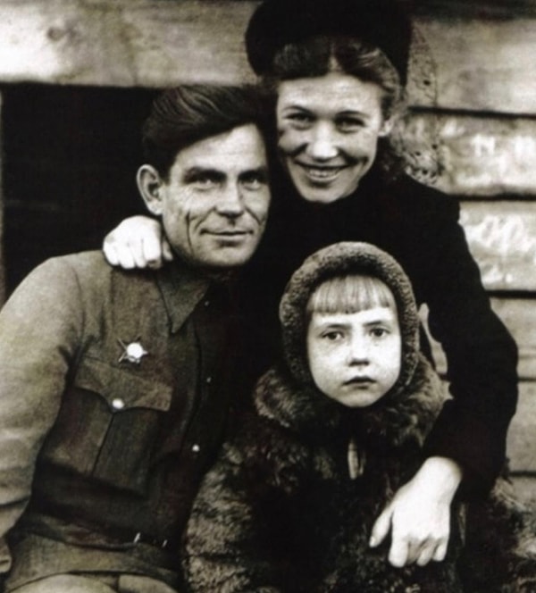 1. Инна Чурикова с родителями