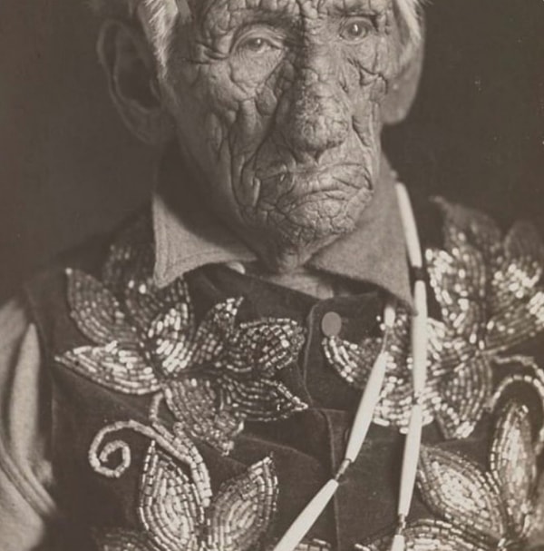 33. Портрет Джона Смита, также известного как Белый Волк, пожилого коренного американца чиппева из Касс-Лейк, штат Миннесота, в традиционной одежде, 1914