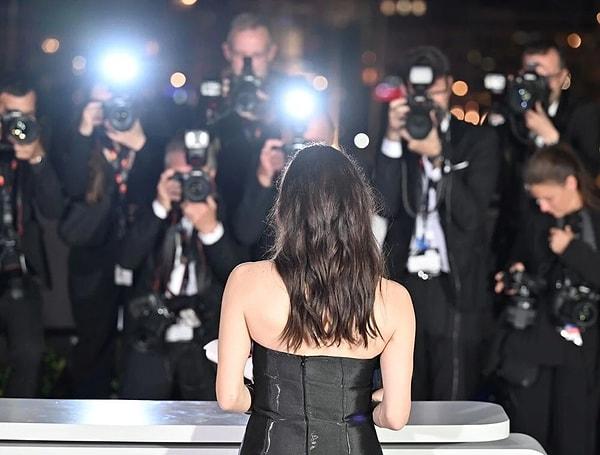 Reuters Dizdar'ın haberini ''Cannes'daki En İyi Kadın Oyuncu İkinci Turda Kutuplaşmış Türkiye'ye Dönüyor'' başlığıyla yayınladı.