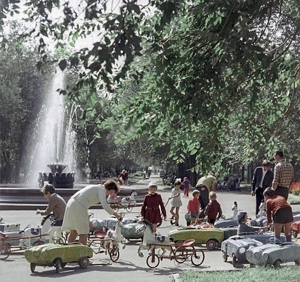 Отдыхающие в сквере на проспекте Ленина в Волгограде