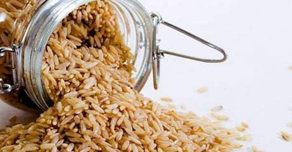 Esmer pirinç ise beyaz muadiline göre protein bakımından daha yüksek olan bir tam tahıl türüdür.