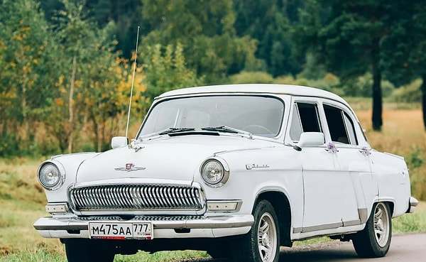 11. Какой завод выпускал легендарные автомобили «Волга»?