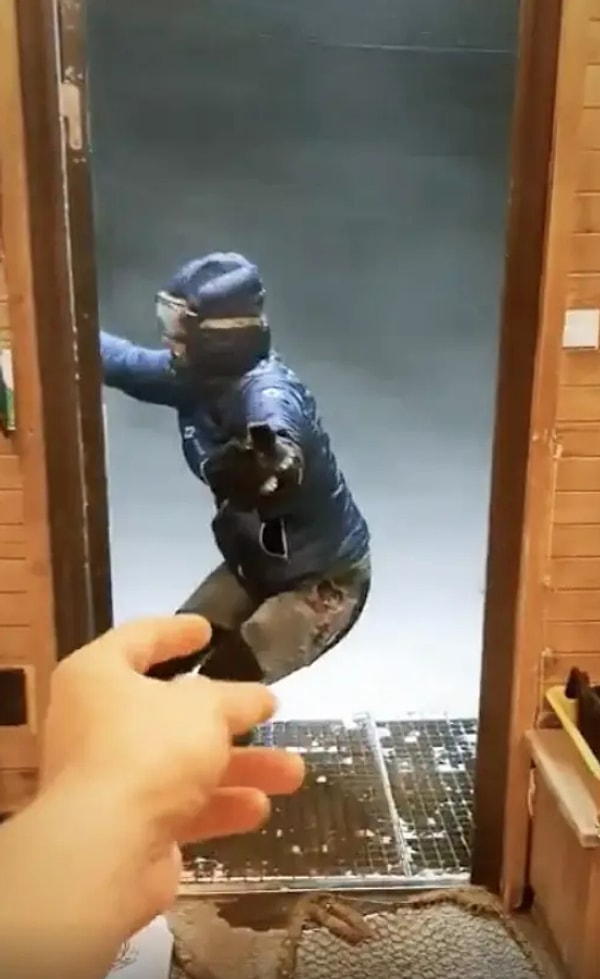 5. Человек, который пытается закрыть дверь в движущемся поезде: