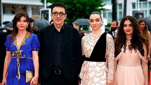 3. 76. Cannes Film Festivali'nde En İyi Kadın Oyuncu Ödülü'ne layık görülen Merve Dizdar sosyal medyanın gündemine oturdu. Onlarca isimin övgüsünü kazanan başarılı oyuncu, ödül konuşması nedeniyle bir kesim tarafından da oldukça eleştirildi. Dizdar, sosyal medyada yankı uyandıran konuşması hakkında ilk kez konuştu!