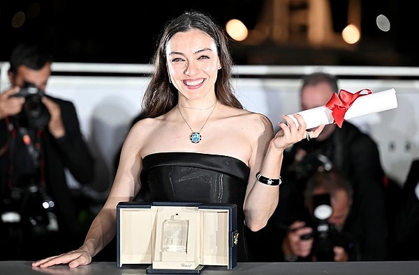 8. 76’ıncı Cannes Film Festivali’nde Nuri Bilge Ceylan'ın Kuru Otlar Üstüne filmindeki performansıyla 'En İyi Kadın Oyuncu' ödülünü alan Merve Dizdar, bu akşam Alice Müzikali sahnesinde dakikalarca alkışlandı!