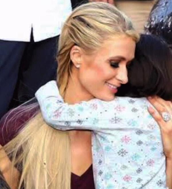 Sosyal medyadaki insanlar Paris Hilton'ın "çocuğa sarılmadan önce" parfüm sıktığını düşünüp linç etmişti.