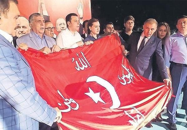 AK Parti İzmir İl Başkanı Bülent Delican, 2016 yılında İzmir'deki demokrasi nöbeti zamanın tekbirlerle ters bayrak açmıştı. Ardından bu bayrak Cumhurbaşkanı Erdoğan'a gönderilmişti.
