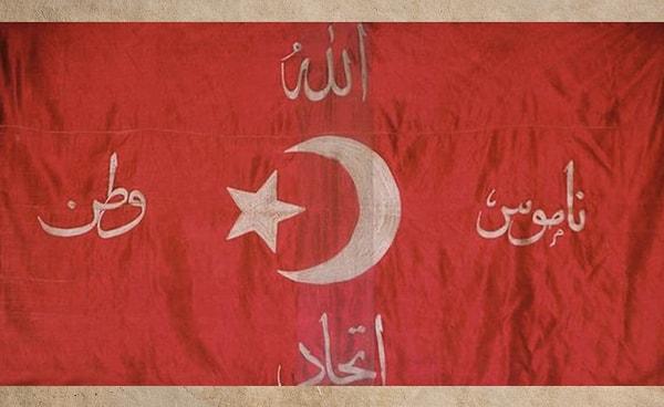 Araştırmacı yazar Cengiz Özakıncı ise ters bayrağın Türk geleneğinde 'savaş' demek olduğunu iddia edenlere tepki gösterdi.