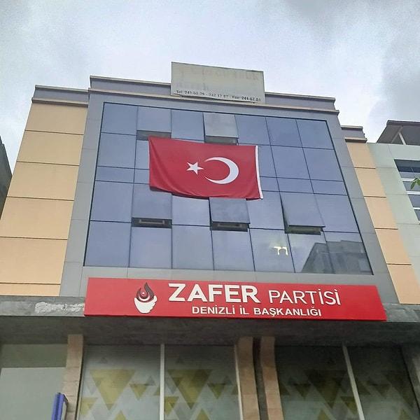 Tüm bu yaşananlardan sonra Zafer Partisi Denizli İl Başkanlığı binasına “Türk geleneğinde istiklal mücadelesinin parolası” olduğu ifade edilen ters bayrak asıldı.