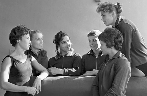 6. Спортсменки по спортивной гимнастике (1961 год).