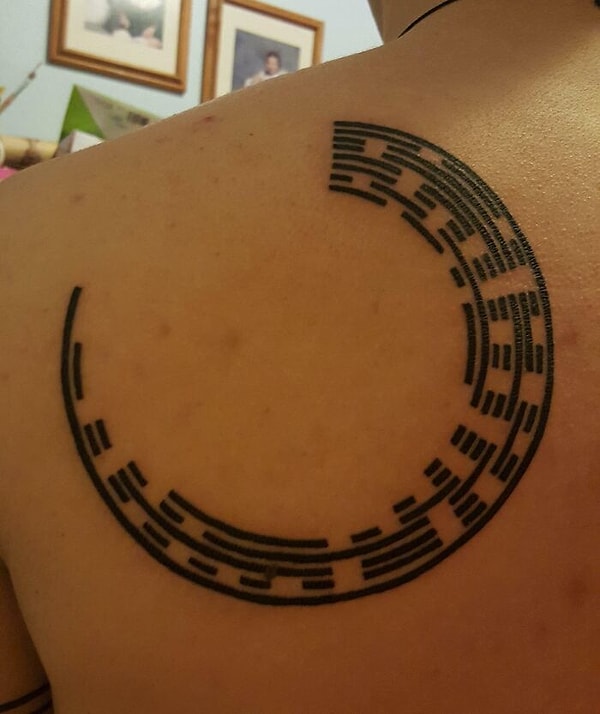 3. Имя семьи на азбуке Морзе в студии боди-арта Daddy Jacks в Келлере, штат Техас