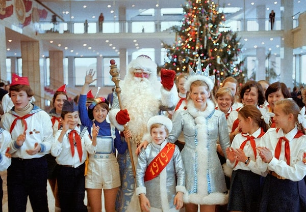 3. Кто поздравил телезрителей с Новым годом в 1992 году?