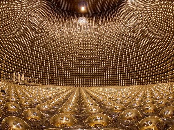 Şimdi araştırmacılar nötrinoların evrenin maddesinin gizemini çözmeye yardımcı olup olamayacağını öğrenmek için devasa dedektörler inşa ediyorlar.
