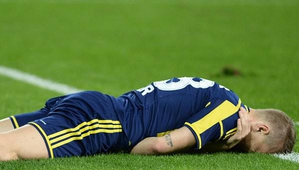 Şampiyonluğu kılpayı kaçıran Fenerbahçe camiası büyük üzüntü yaşarken, şampiyonluk özlemini bitiremediği Süper Lig'de Galatasaray 2 kez ipi göğüsledi.